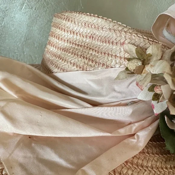 DELIGHTFUL 1960s' IVORY/PEACH STRAW FEDORA + FABRIC FLOWERS & TAFFETA BANDS